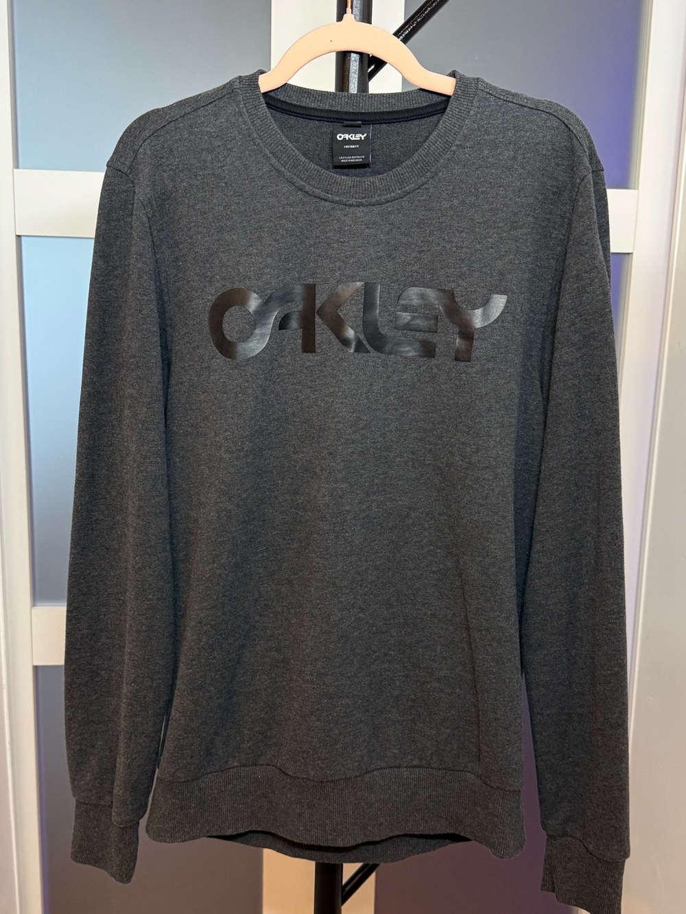 Oakley Men's Dark Gray Crewneck Sweatshirt with Gloss Logo, large.